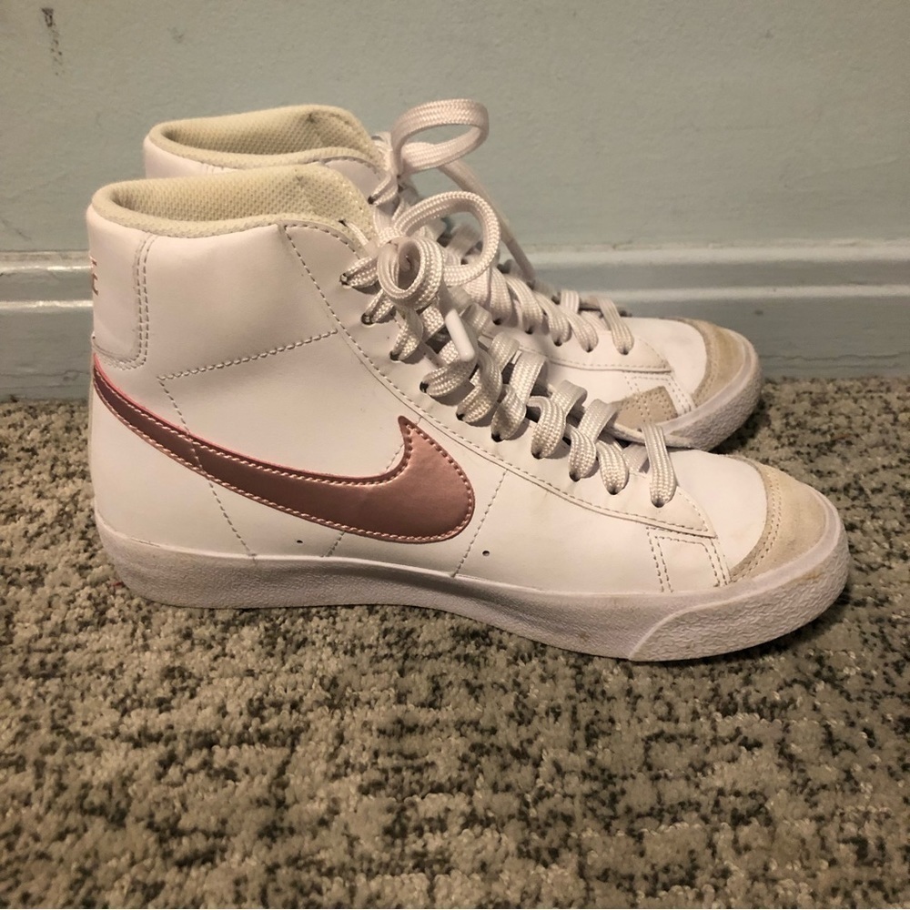 Nike White & Rose Gold Blazer Mid ‘77 Vintage Sneakers Size 5.5